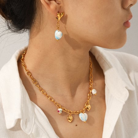 Collar con colgante de corazón de cerámica y acero inoxidable en color dorado de 1 pieza