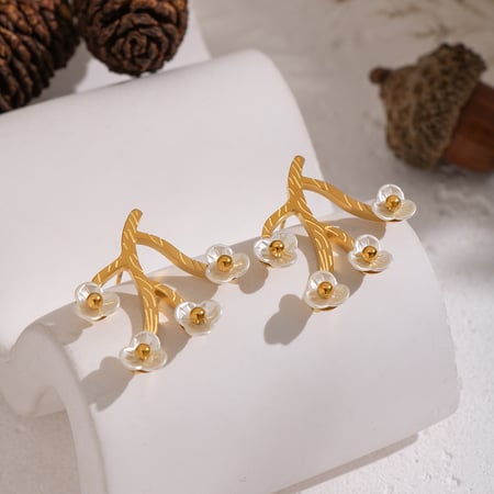 1 Paar romantische Ohrstecker aus Edelstahl in Goldfarbe mit Muschelmuster 2