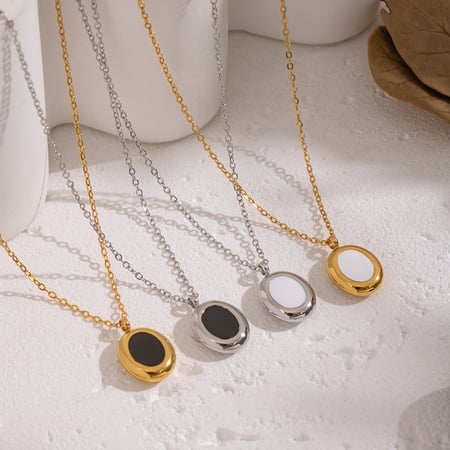 1 collar con colgante redondo de acero inoxidable esmaltado en color dorado. 2