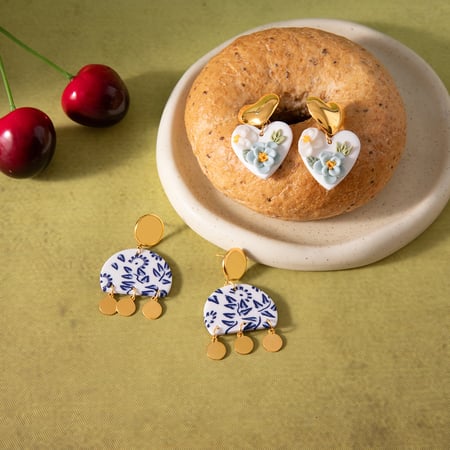 1 paio di splendidi orecchini pendenti da donna in argilla polimerica color oro a forma di cuore con fiori