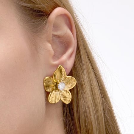 1 paio di orecchini a bottone da donna in acciaio inossidabile color oro con motivo a fiori dolci 2