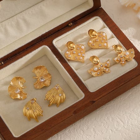 1 Paar blattförmige Ohrstecker aus Edelstahl in Goldfarbe mit Strasssteinen 2