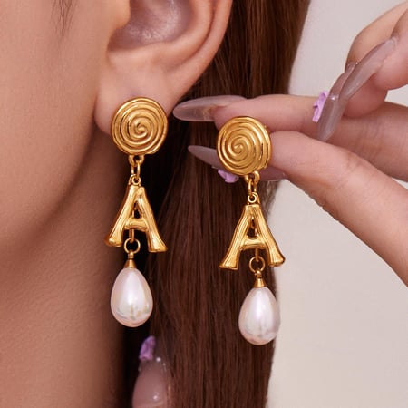 1 Paar klassische Tropfenohrringe aus Edelstahl in Goldfarbe mit dem Buchstaben A 2
