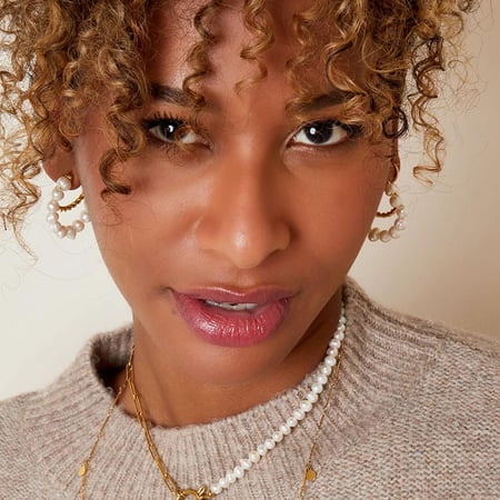 Necklace pearly side