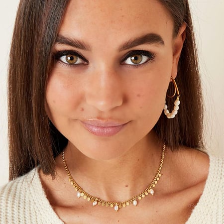 Necklace with pearls and circles