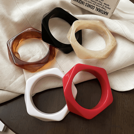 1 brazalete de resina de forma irregular 2