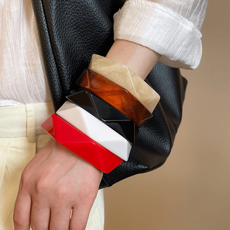 1 brazalete de resina de forma irregular