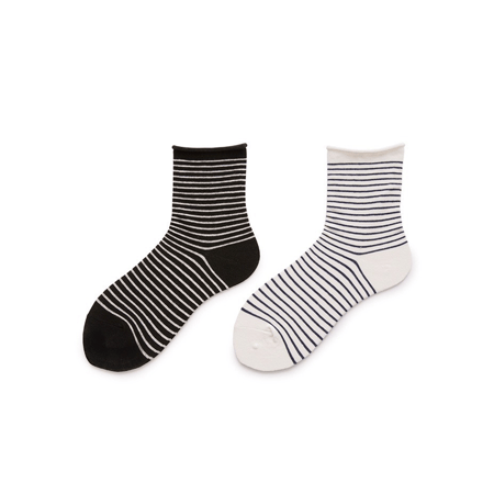 1 Paar schwarz-weiß gestreifte Damen-Baumwollsocken bis zur Wadenmitte 2