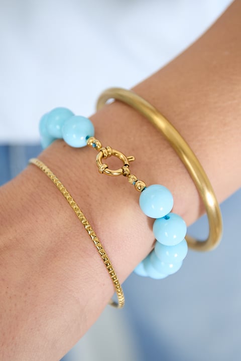 Necklace with medium beads and front closure