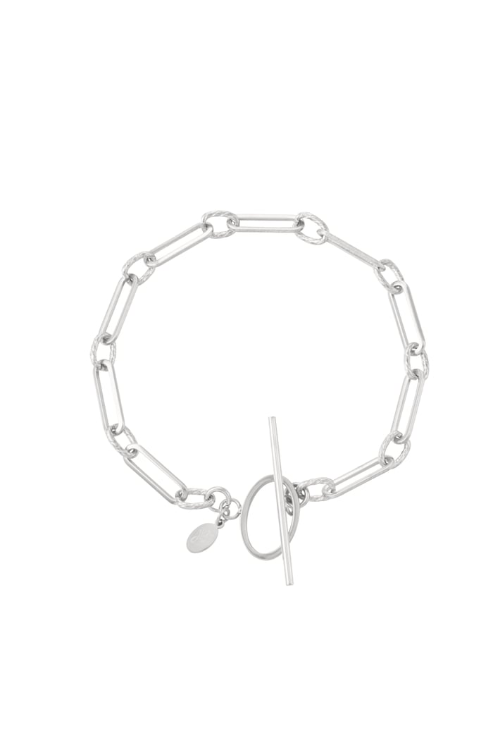 thin link bracelet with round closure