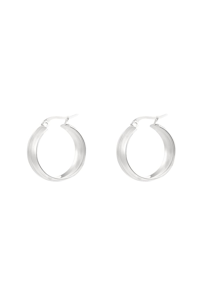 round earrings with small structure 