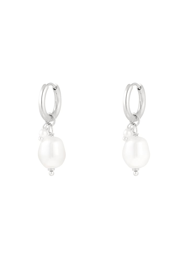 simple earring with large and small pearl