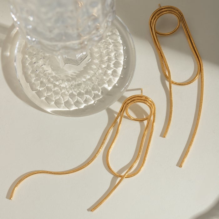 1 par de pendientes de botón de acero inoxidable chapados en oro de 18 quilates con borlas retro de serie simple para mujer