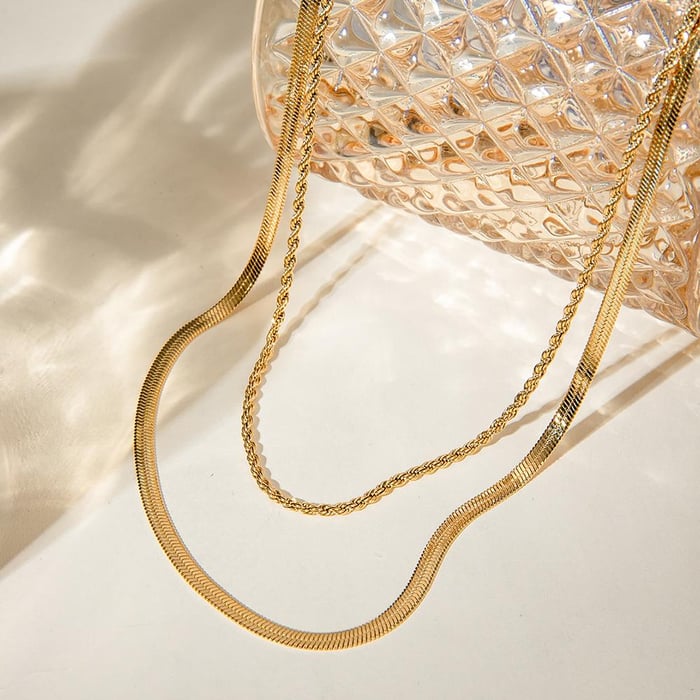 1 Stück Simple Series Lässige ringförmige Edelstahl-Halsketten mit 18 Karat Goldbeschichtung für Damen