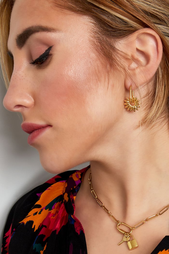 Längliche Ohrringe mit Blume – Goldfarbe - Goldfarbefarbe h5Bild2