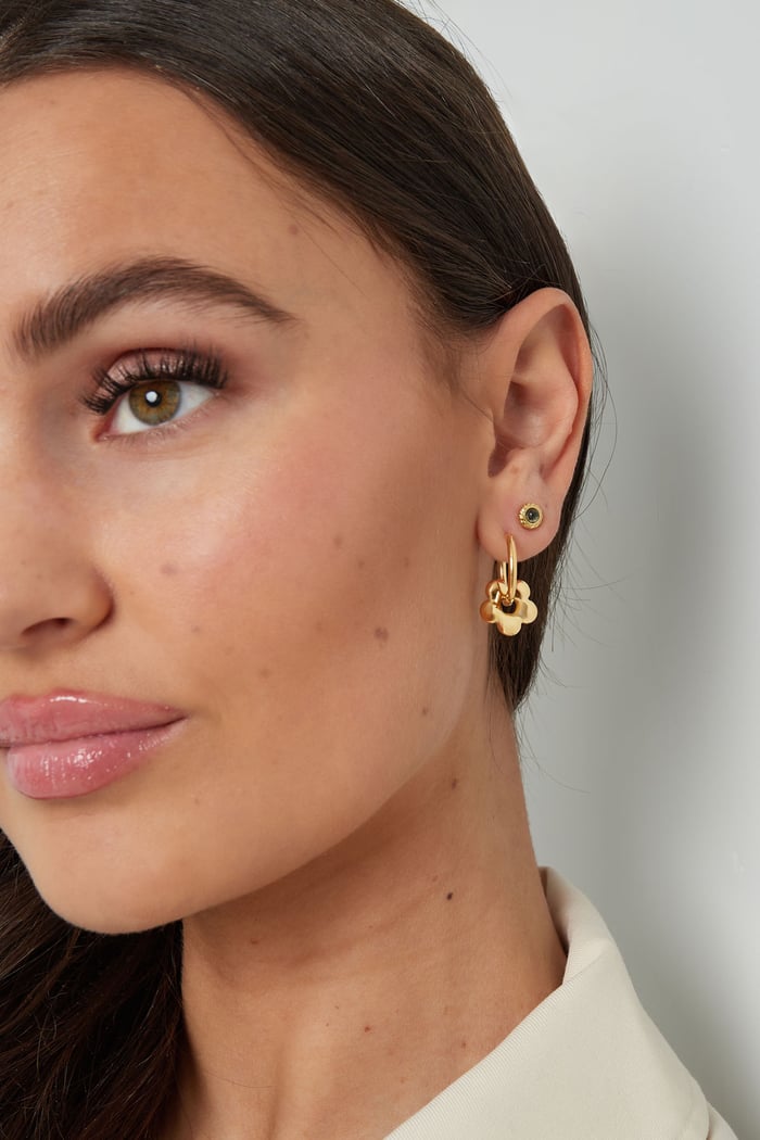 Basic flower charm hoop earrings h5Picture4
