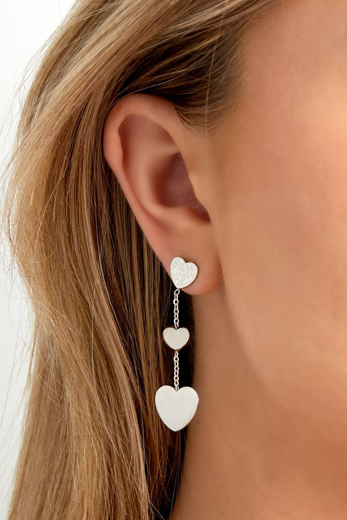Boucles d'oreilles charms avec Trois en forme de coeur Image3