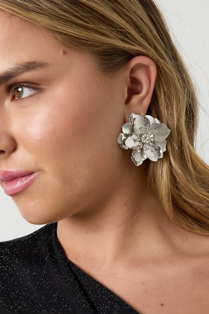 Big luxe flower earrings h5Picture3