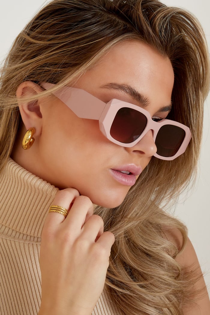 Look a like sunglasses with corners h5Picture5