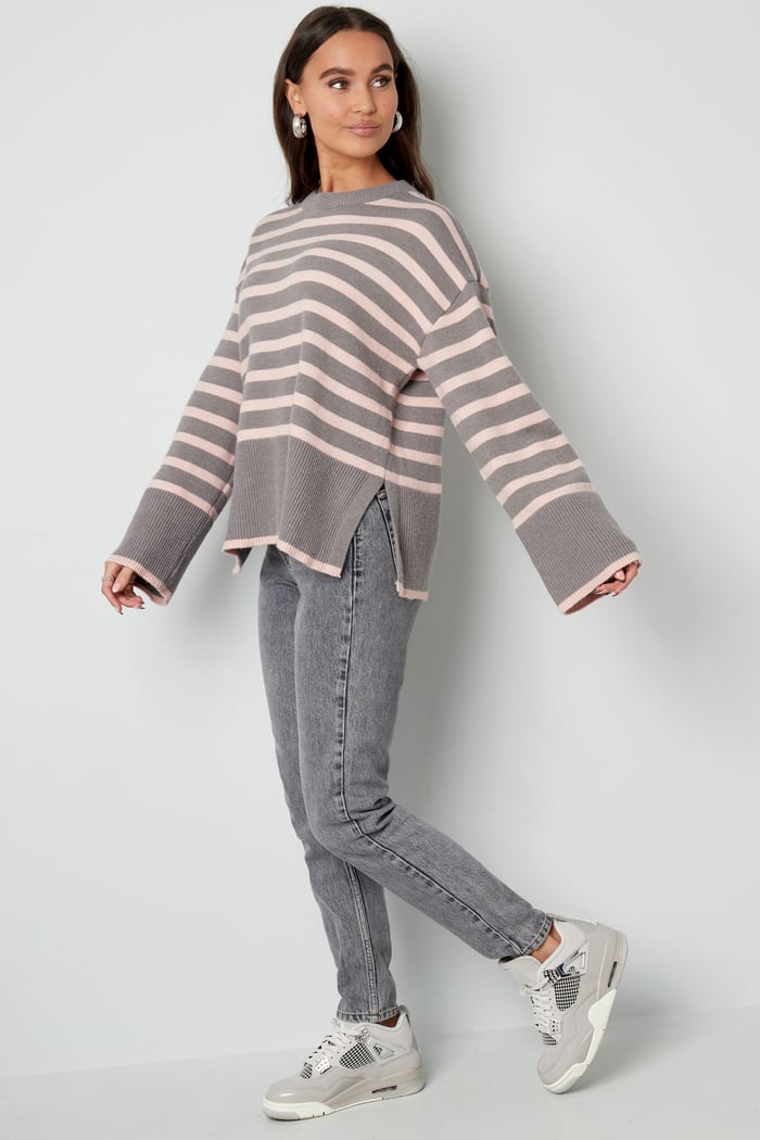 Breiter Strickpullover mit Streifen und ausgestellten Ärmeln – schwarz Bild12