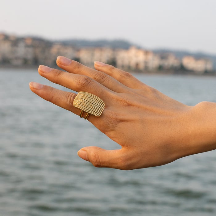 1 par de anillos individuales para mujer de acero inoxidable chapados en oro de 18 quilates con diseño cuadrilátero de . Imagen3