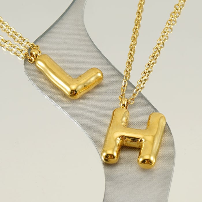 1 pezzo semplice serie lettera semplice titanio acciaio placcato oro 18K donne collane con ciondolo h5Immagine4
