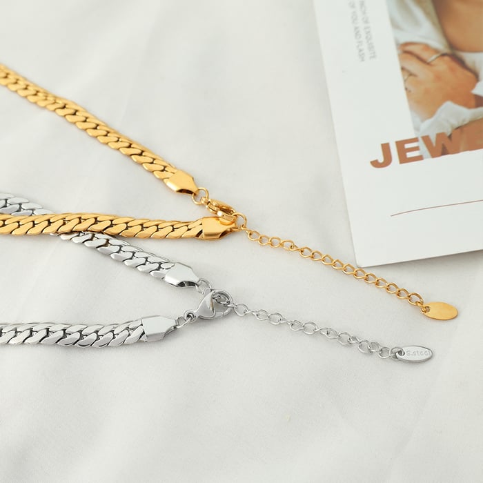 1 paire de petits colliers de luxe simples et légers, tendance féminine, en acier titane plaqué or, style cubain, pendentif pour femme Image3