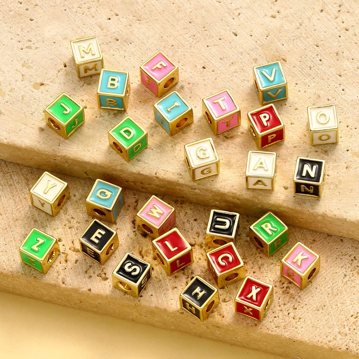 Anspruchsvolle bunte Buchstaben-Anhänger in Kupfer-Gold-Farbe Bild3