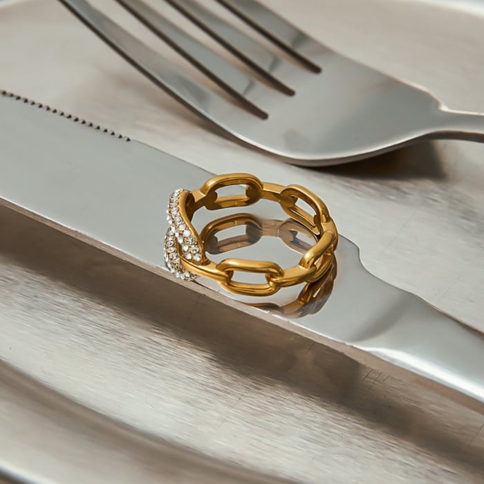 Minimalistischer Ring aus Edelstahl mit Zirkonia in Goldfarbe Bild3