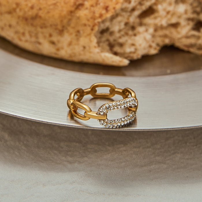 Minimalistischer Ring aus Edelstahl mit Zirkonia in Goldfarbe Bild5