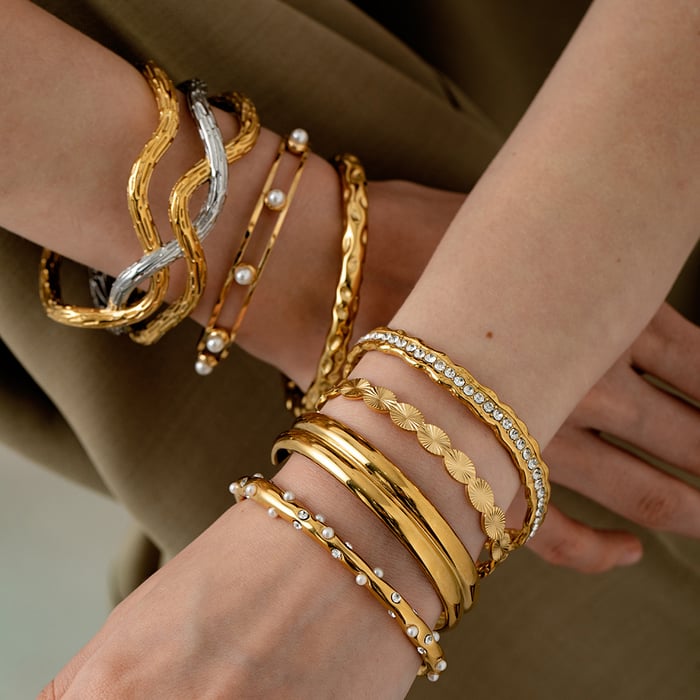 Light luxury Fashionable Gold Colored Stainless Steel Women's Bracelet h5Picture2