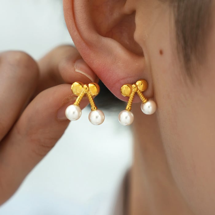 1 par de pendientes de botón de acero inoxidable color dorado con diseño de cereza dulce para mujer h5Imagen3