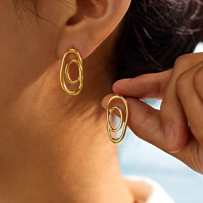 1 Paar einfache ausgehöhlte Ohrstecker aus Edelstahl in Goldfarbe für Damen Bild2