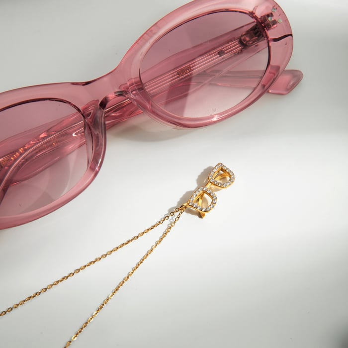 Collier avec pendentif en forme de lunettes moderne en acier inoxydable couleur or et zircon pour femme Image3