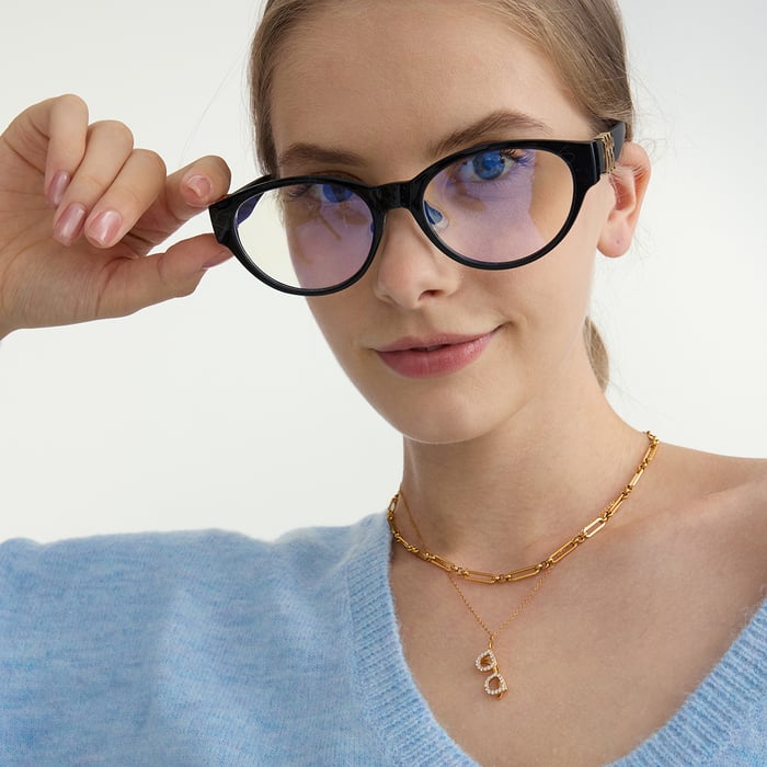 Collier avec pendentif en forme de lunettes moderne en acier inoxydable couleur or et zircon pour femme Image4
