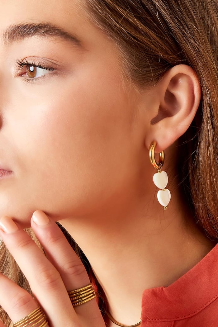 Parelhartjes oorbellen - #summergirls collection Wit Goud kleur Schelpjes Afbeelding2
