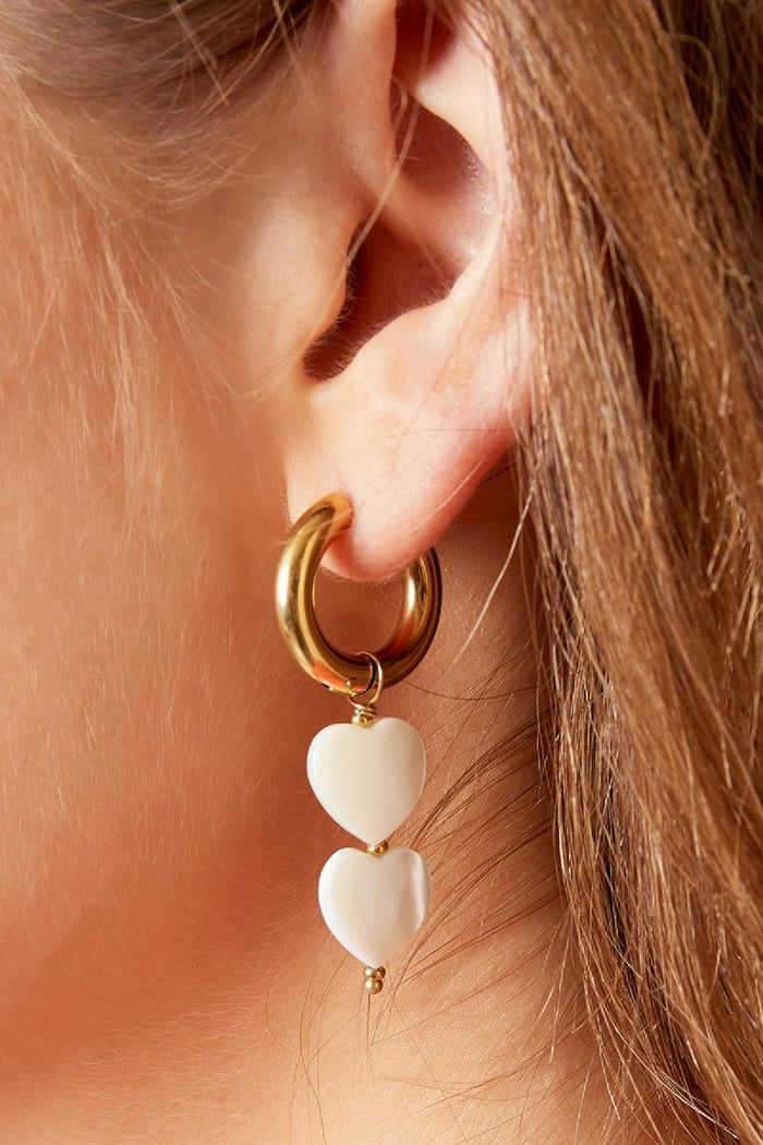 Parelhartjes oorbellen - #summergirls collection Wit Goud kleur Schelpjes Afbeelding3