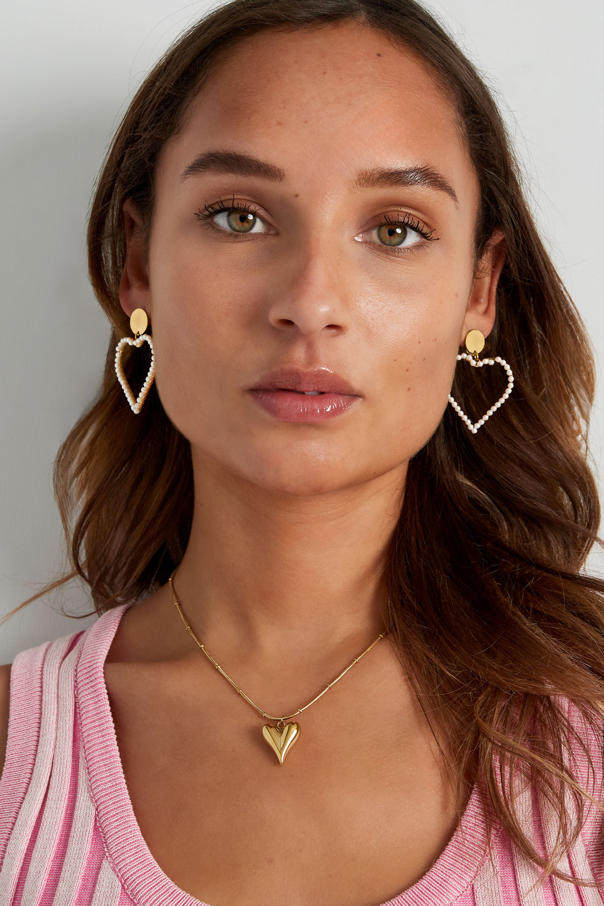 earring with round pearl pendant
