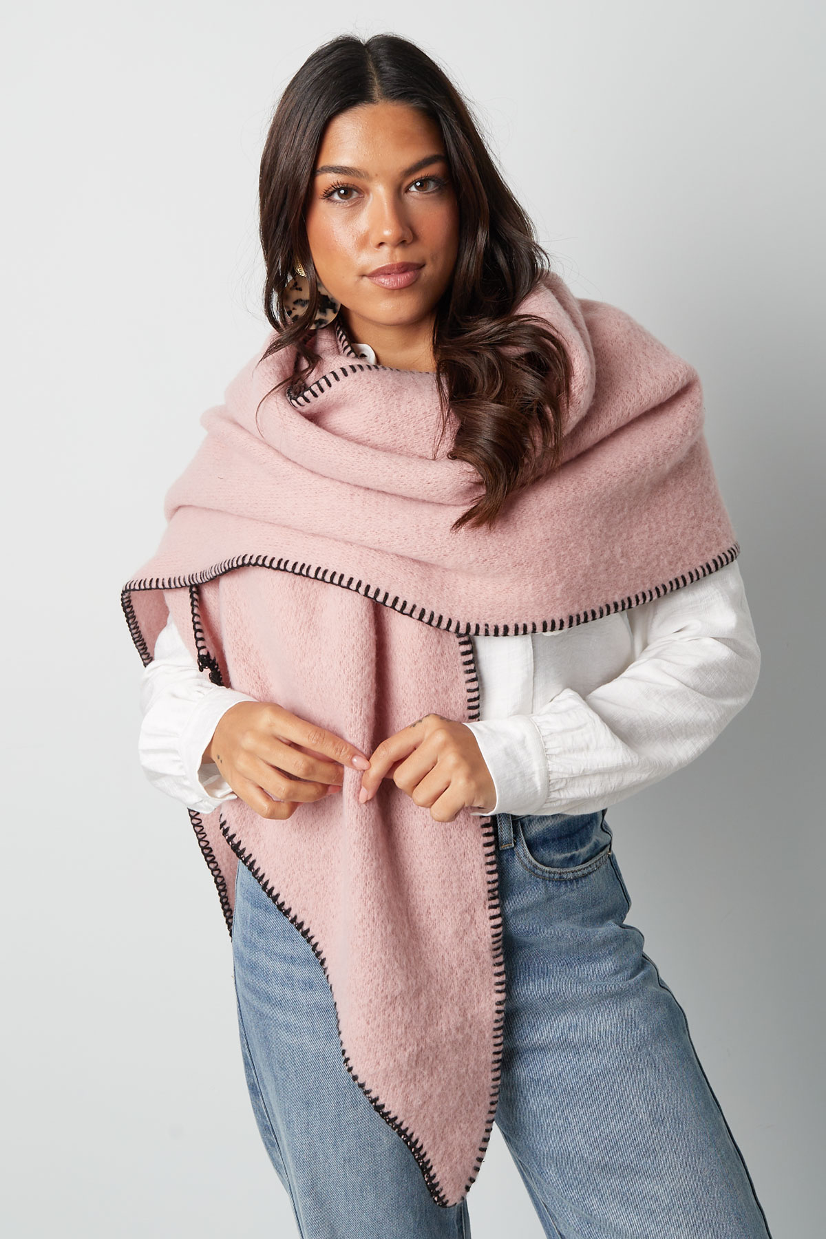 Single-colored winter scarf with black stitching - brown
