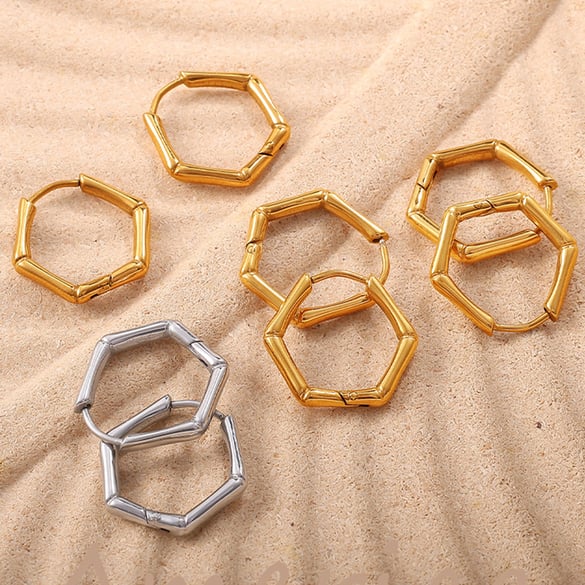 1 paio di orecchini a cerchio in acciaio inossidabile color oro dalla forma irregolare