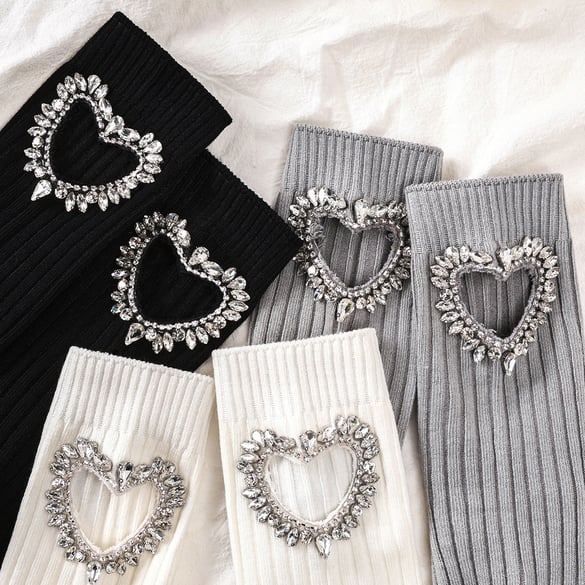 Leichte, luxuriöse Damensocken aus reiner Baumwolle mit Strassbesatz und hohlem Herz