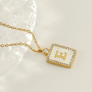 Collier avec pendentif rectangulaire en acier inoxydable couleur or pour femme, série Gorgeous, lettre E h5 