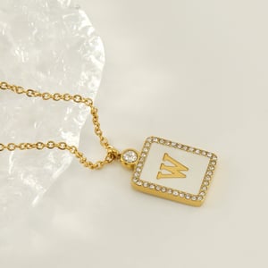 1 pezzo di collana con ciondolo da donna in acciaio inossidabile color oro con lettera W rettangolare della serie Gorgeous h5 