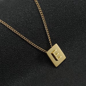 1 pezzo serie giornaliera minimalista lettera E in acciaio inossidabile color oro collane con ciondolo unisex h5 