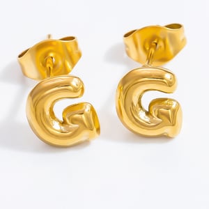 1 par de pendientes de botón de acero inoxidable en color dorado con la letra G de serie simple que combinan con todo para mujer h5 