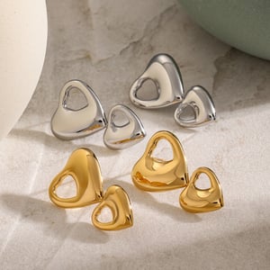 1 paio di orecchini a bottone da donna in acciaio inossidabile color argento, a forma di cuore cavo, stile semplice e personalizzabile h5 Immagine2