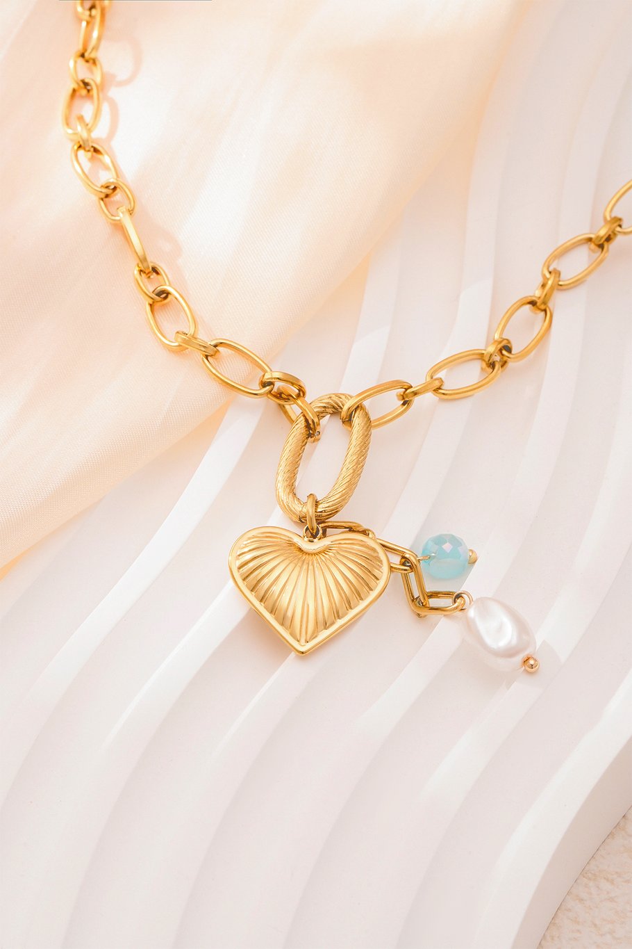 Heart Glow Necklace - Gold color Picture4