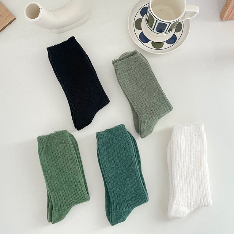 Weiche, einfarbige, vertikal gestreifte Damensocken bis zur Mitte der Wade