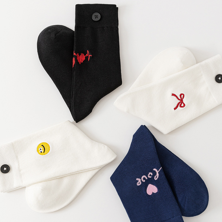 1 Paar einfache, herzförmige, mit Knöpfen verzierte Baumwollsocken bis zur Mitte der Wade Bild2