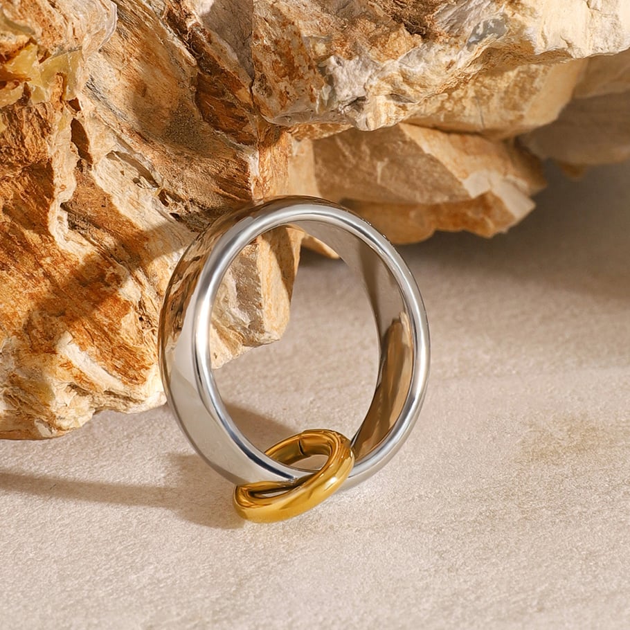 Anillo individual de acero inoxidable chapado en oro de 18 quilates para mujer, serie simple, Europa y América, color sólido 